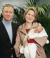 Felipe y Matilde de Bélgica con el Príncipe Emmanuel Felipe y Matilde de Bélgica con el Príncipe Emmanuel