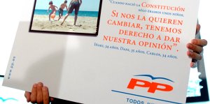 Acebes sostiene un cartel contra el Estatut (EFE) Acebes sostiene un cartel contra el Estatut (EFE)