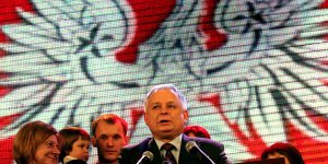 Kaczynski se dirige a sus seguidores en Varsovia, Polonia (EFE) Kaczynski se dirige a sus seguidores en Varsovia, Polonia (EFE)