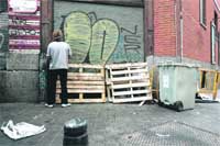 Pintadas y carteles ilegales se comen casi seis millones al año Pintadas y carteles ilegales se comen casi seis millones al año