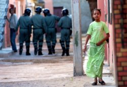 Agentes de las fuerzas antidisturbios marroquíes recorren las calles de El Aaiún Agentes de las fuerzas antidisturbios marroquíes recorren las calles de El Aaiún