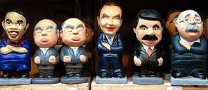 Las tradicionales figuritas del "caganer" con reproducciones de políticos y futbolistas (Archivo) Las tradicionales figuritas del "caganer" con reproducciones de políticos y futbolistas (Archivo)