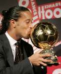 Ronaldinho elegido mejor jugador de Europa Ronaldinho elegido mejor jugador de Europa