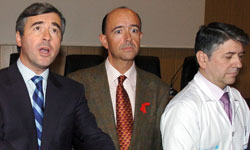 Acebes, Lamela y un doctor del hospital de móstoles atienden a la prensa (EFE).