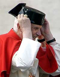 Benedicto XVI luciendo tricornio (AP) Benedicto XVI luciendo tricornio (AP)