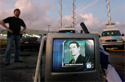 Un televisor muestra una foto de Riboberto Alpízar Un televisor muestra una foto de Riboberto Alpízar