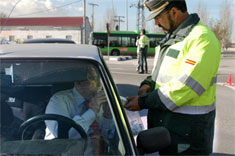 Un agente realiza un control de alcoholemia este viernes en Madrid Un agente realiza un control de alcoholemia este viernes en Madrid