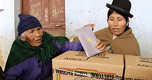 Una mujer boliviana deposita su voto en las cajas de cartón habilitadas al efecto (Reuters) Una mujer boliviana deposita su voto en las cajas de cartón habilitadas al efecto (Reuters)