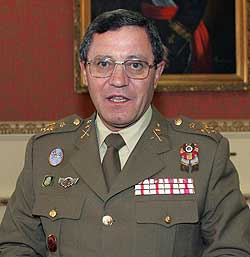 Foto de archivo del 04/11/05 del general jefe de la Fuerza Terrestre, José Mena Aguado. Foto de archivo del 04/11/05 del general jefe de la Fuerza Terrestre, José Mena Aguado.