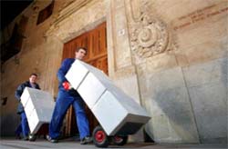 Unos operarios transportan los documentos del Archivo de Salamanca Unos operarios transportan los documentos del Archivo de Salamanca