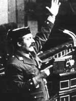 Tejero, pistola en mano en el Parlamento, en febrero de 1981 (FOTO: Barriopedro, EFE). Tejero, pistola en mano en el Parlamento, en febrero de 1981 (FOTO: Barriopedro, EFE).