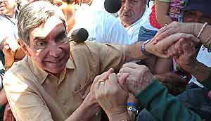 Óscar Arias tras emitir su voto en San José de Costa Rica durante la jornada electoral. (EFE) Óscar Arias tras emitir su voto en San José de Costa Rica durante la jornada electoral. (EFE)