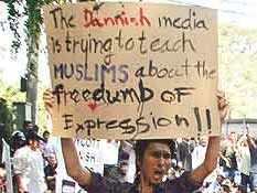 Un indonesio protesta contra las viñetas de Mahoma (Reuters). Un indonesio protesta contra las viñetas de Mahoma (Reuters).