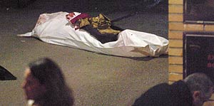 El cadáver de la mujer tras el tiroteo en la calle Cervantes de Zaragoza. El cadáver de la mujer tras el tiroteo en la calle Cervantes de Zaragoza.