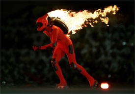 Un grupo de patinadores, de cuyo casco salían grandes llamarades, ha protagonizado la ceremonia de inauguración (Foto: Reuters) Un grupo de patinadores, de cuyo casco salían grandes llamarades, ha protagonizado la ceremonia de inauguración (Foto: Reuters)