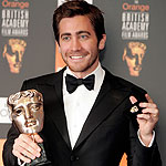 Jake Gyllenhaal con su premio al mejor actor secudnario por 'Brokeback Mountain' en los Bafta. (Reuters)