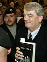 David Irving muestra su libro La guerra de Hitler a su llegada al juicio (Foto: Efe) David Irving muestra su libro La guerra de Hitler a su llegada al juicio (Foto: Efe)