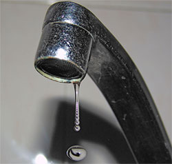 El agua del grifo que beben seis ciudades no es potable, según la OCU