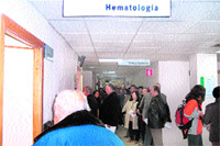 Dos enfermeros y dos médicos atienden a diario a 300 pacientes Dos enfermeros y dos médicos atienden a diario a 300 pacientes