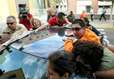 Familiares de la concejala cubren el coche donde viaja la edil (Foto: Efe) Familiares de la concejala cubren el coche donde viaja la edil (Foto: Efe)