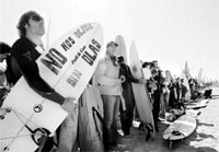 Los surfistas protestan para que no les dejen sin las olas Los surfistas protestan para que no les dejen sin las olas