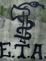 Graffiti con el logo de ETA, cerca de Bilbao. Graffiti con el logo de ETA, cerca de Bilbao.