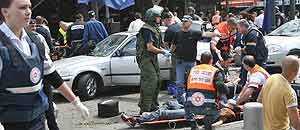 Personal médico atienden en la calles de Tel Aviv (Israel) a los heridos por el atentado suicida de esta mañana (Reuters) Personal médico atienden en la calles de Tel Aviv (Israel) a los heridos por el atentado suicida de esta mañana (Reuters)