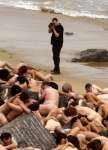 El fotógrafo Tunick reúne en San Sebastián a cientos de nudistas El fotógrafo Tunick reúne en San Sebastián a cientos de nudistas