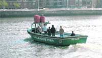 De una orilla a otra, en bote por la ría De una orilla a otra, en bote por la ría