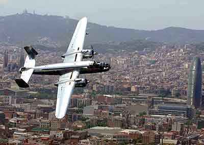 Bombardero sobrevolando Barcelona