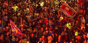 Los aficionados culés celebran en Canaletas el título de Liga (EFE) Los aficionados culés celebran en Canaletas el título de Liga (EFE)