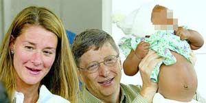 Melinda y Bill Gates con bebés africanos. Melinda y Bill Gates con bebés africanos.