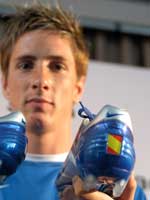 Torres con sus nuevas botas Torres con sus nuevas botas