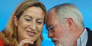 Pastor y Arias Cañete han hablado sobre la reforma laboral del Gobierno. (Efe) Pastor y Arias Cañete han hablado sobre la reforma laboral del Gobierno. (Efe)