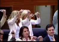 Los diputados han pedido a gritos la dimisión de Alonso Los diputados han pedido a gritos la dimisión de Alonso