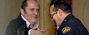 El abogado José Emilio Rodríguez Menéndez a su salida de la comisaría de la Policía Nacional de Salamanca (Efe)