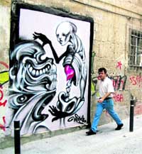 Limpiar los ‘graffiti’ cuesta más de 1.000 euros al día Limpiar los ‘graffiti’ cuesta más de 1.000 euros al día