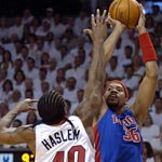 Wallace de los Pistons Detroit lanza sobre Haslem de los Heat de Miami. Wallace de los Pistons Detroit lanza sobre Haslem de los Heat de Miami.