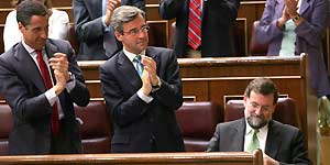 Rajoy es aplaudido por sus compañeros de partido en el Debate (EFE) Rajoy es aplaudido por sus compañeros de partido en el Debate (EFE)
