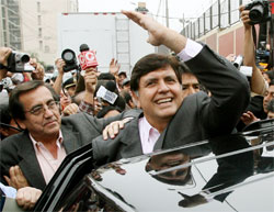 Alán García es ovacionado por sus simpatizantes (Foto: Reuters) Alán García es ovacionado por sus simpatizantes (Foto: Reuters)