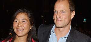 Woody Harrelson y su esposa