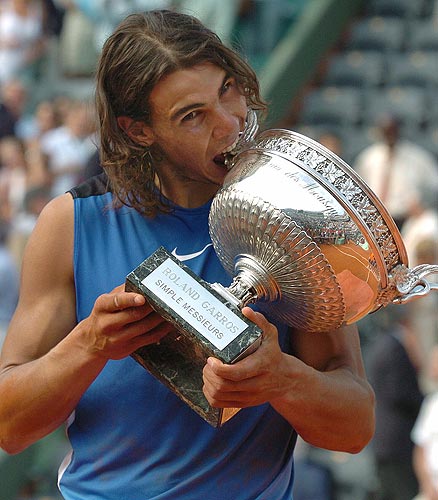 Foto: Nadal, con el trofeo | Roland Garros, en imágenes