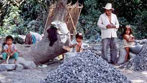 Niños de 3 y 5 años en cantera familiar en Guatemala Niños de 3 y 5 años en cantera familiar en Guatemala