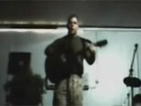 'El presunto 'marine' durante la intepretación de su esperpéntica canción. 'El presunto 'marine' durante la intepretación de su esperpéntica canción.