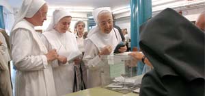 Un grupo de monjas acuden a votar en el referéndum del Estatut (Foto: Efe) Un grupo de monjas acuden a votar en el referéndum del Estatut (Foto: Efe)