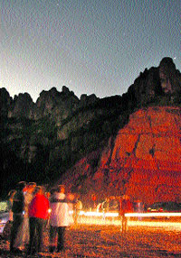 Buscadores de ovnis se reúnen cada mes en el macizo de Montserrat Buscadores de ovnis se reúnen cada mes en el macizo de Montserrat