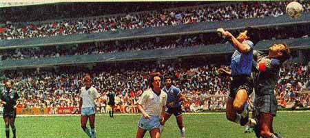 Maradona, en el momento de marcar su famos gol de la "mano de Dios" Maradona, en el momento de marcar su famos gol de la "mano de Dios"