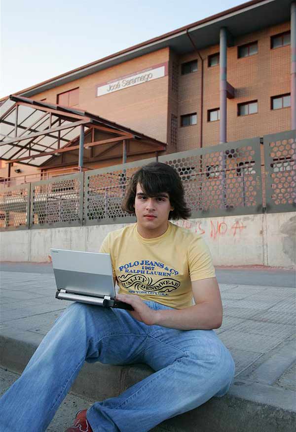 El blogger acusado delante de su centro de estudios El blogger acusado delante de su centro de estudios