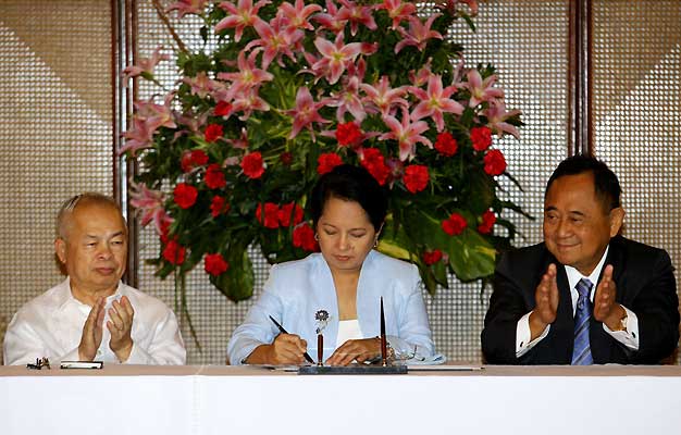 Macapagal firma la ley que deroga la pena de muerte. (Cheryl Ravelo / Reuters) Macapagal firma la ley que deroga la pena de muerte. (Cheryl Ravelo / Reuters)