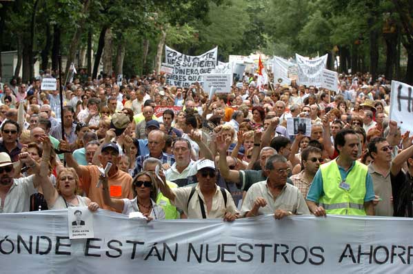Afectados estafa filatélica protestan en Madrid (Víctor Lerena/Efe) Afectados estafa filatélica protestan en Madrid (Víctor Lerena/Efe)